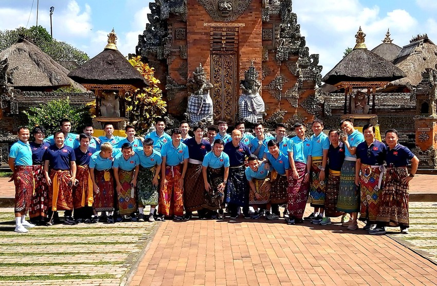 Tuyển thủ Việt Nam rủ nhau mặc váy nhưng hợp nhất là Tư Dũng với dáng check-in điệu như con gái - Ảnh 1.