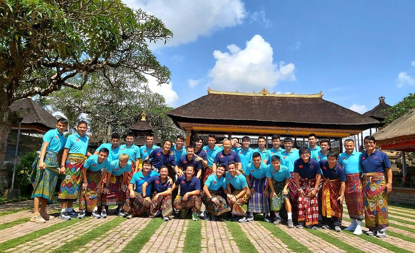 Tuyển thủ Việt Nam rủ nhau mặc váy nhưng hợp nhất là Tư Dũng với dáng check-in điệu như con gái - Ảnh 3.