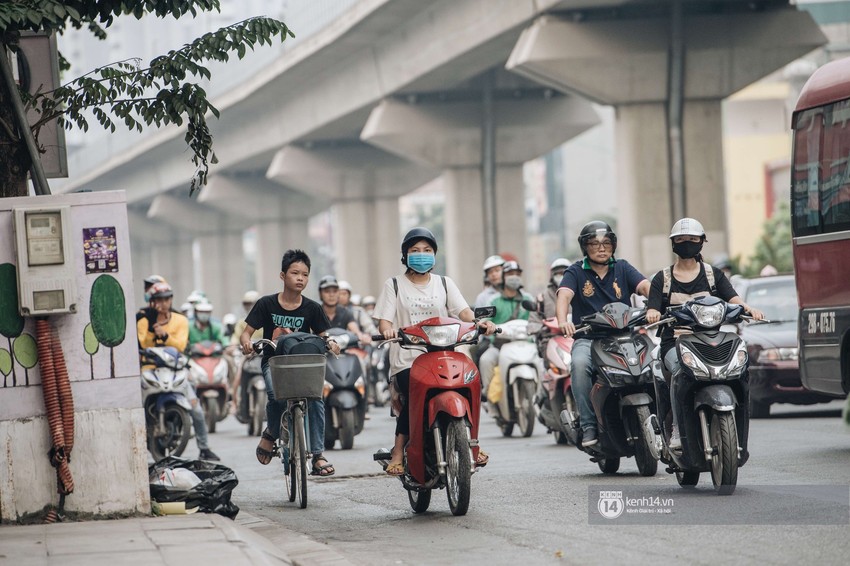 Chùm ảnh: Người dân Hà Nội kết bạn với khẩu trang trong những ngày ô nhiễm - Ảnh 1.