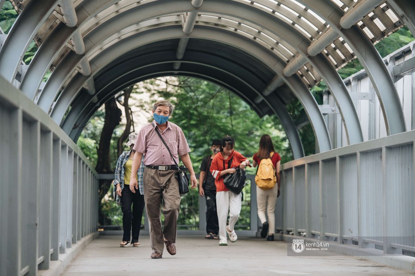 Ch&ugrave;m ảnh: Người d&acirc;n H&agrave; Nội kết bạn với khẩu trang trong những ng&agrave;y &ocirc; nhiễm - Ảnh 3.