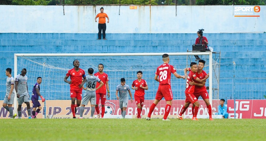 Xúc động hình ảnh thầy cũ của Đặng Văn Lâm đội mưa chỉ đạo, thẫn thờ ra về sau trận đấu cuối cùng tại CLB Hải Phòng - Ảnh 10.