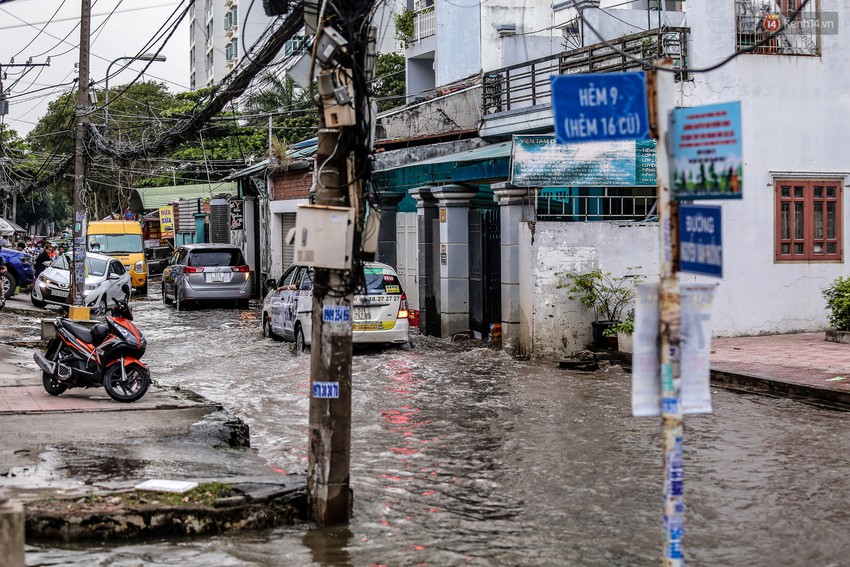 Chùm ảnh: Khách Tây trên Phố nhà giàu Sài Gòn nhăn mặt vì lội nước đẩy bộ xe chết máy trong ngày triều cường đạt đỉnh - Ảnh 3.