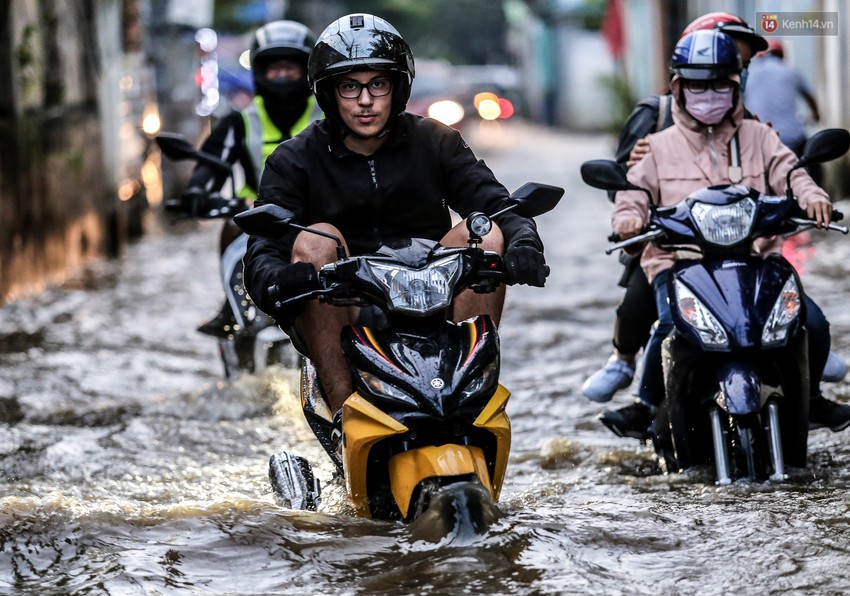 Chùm ảnh: Khách Tây trên Phố nhà giàu Sài Gòn nhăn mặt vì lội nước đẩy bộ xe chết máy trong ngày triều cường đạt đỉnh - Ảnh 5.