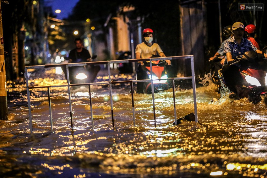 Chùm ảnh: Khách Tây trên Phố nhà giàu Sài Gòn nhăn mặt vì lội nước đẩy bộ xe chết máy trong ngày triều cường đạt đỉnh - Ảnh 18.