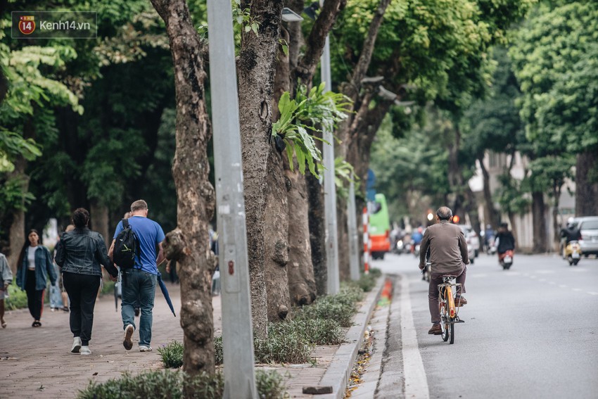 Chùm ảnh: Hà Nội trong chiều đón không khí lạnh, người dân áo ấm ra đường - Ảnh 3.