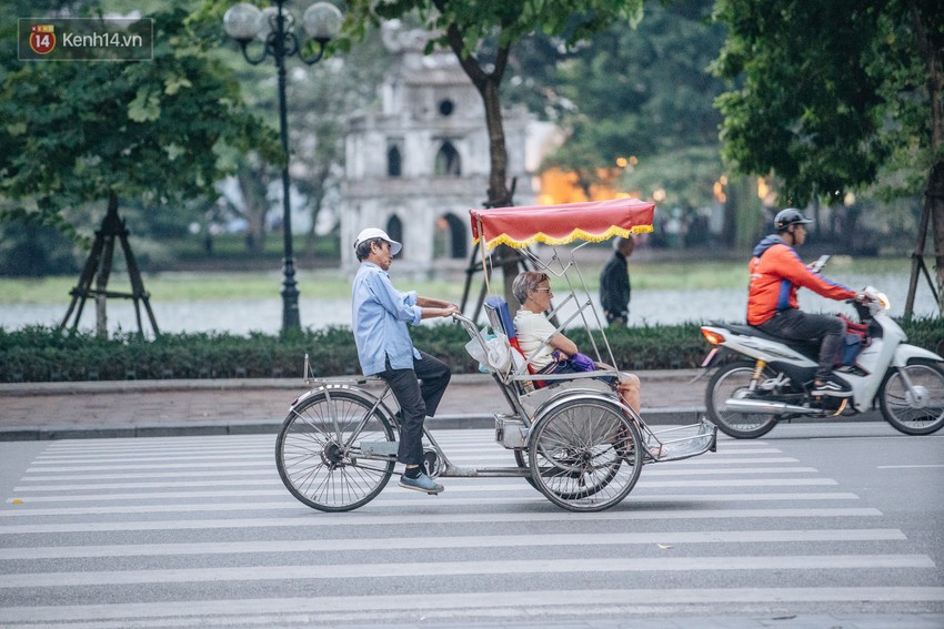 Chùm ảnh: Hà Nội trong chiều đón không khí lạnh, người dân áo ấm ra đường - Ảnh 12.