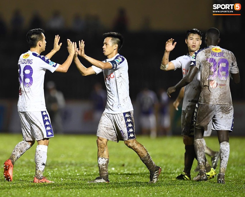 Đánh bại Quảng Nam trong trận “thuỷ chiến, Hà Nội FC lần đầu tiên  đoạt Cúp Quốc gia, hoàn thành KPI “dành cả thanh xuân để vô địch” - Ảnh 11.