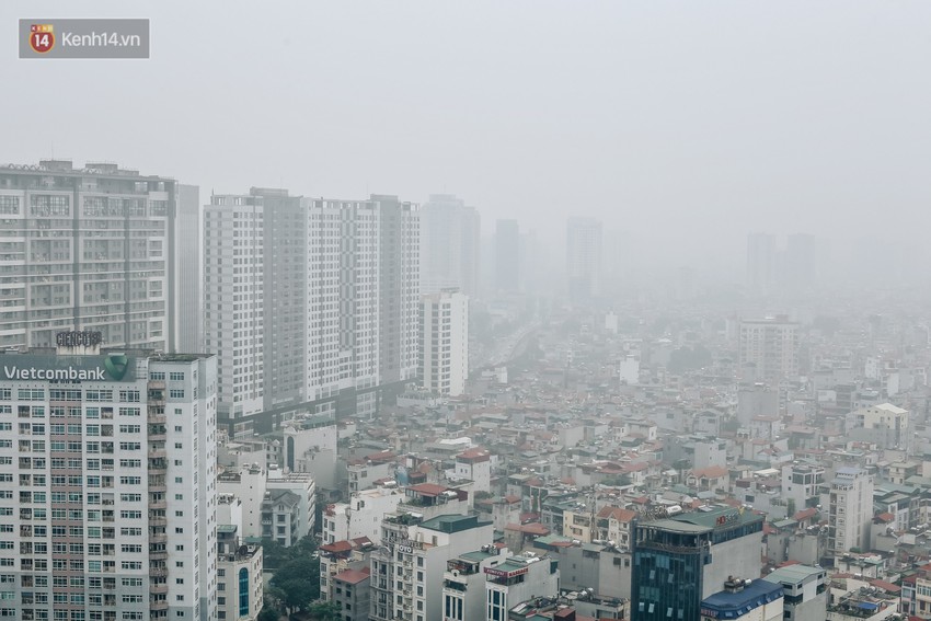 Chùm ảnh: Một ngày sau cơn mưa vàng, đường phố Hà Nội lại chìm trong bụi mù - Ảnh 3.