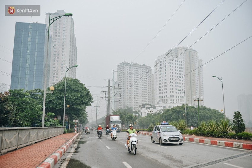 Chùm ảnh: Một ngày sau cơn mưa vàng, đường phố Hà Nội lại chìm trong bụi mù - Ảnh 5.