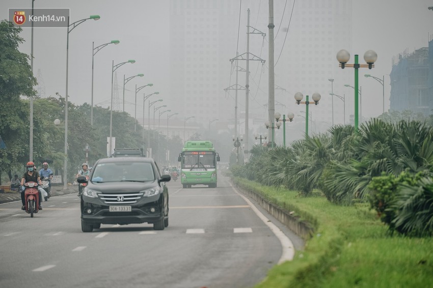 Chùm ảnh: Một ngày sau cơn mưa vàng, đường phố Hà Nội lại chìm trong bụi mù - Ảnh 7.