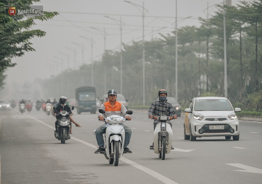 Chùm ảnh: Một ngày sau cơn mưa vàng, đường phố Hà Nội lại chìm trong bụi mù - Ảnh 8.