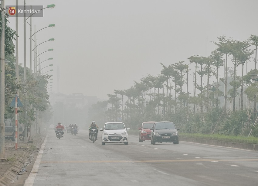 Chùm ảnh: Một ngày sau cơn mưa vàng, đường phố Hà Nội lại chìm trong bụi mù - Ảnh 9.