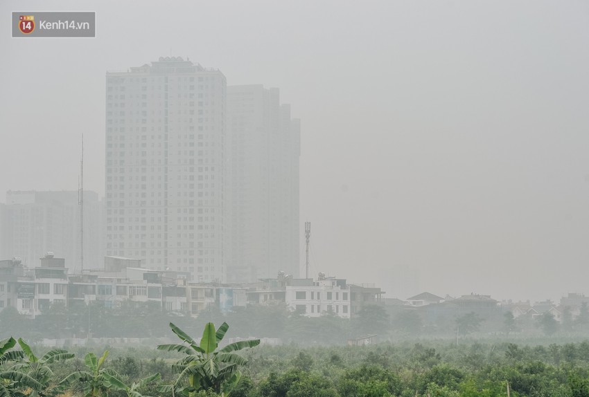 Chùm ảnh: Một ngày sau cơn mưa vàng, đường phố Hà Nội lại chìm trong bụi mù - Ảnh 4.