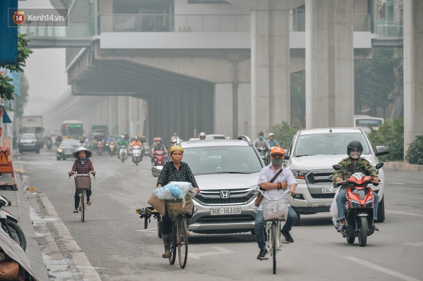 Chùm ảnh: Một ngày sau cơn mưa vàng, đường phố Hà Nội lại chìm trong bụi mù - Ảnh 11.