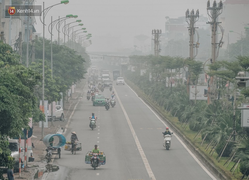 Chùm ảnh: Một ngày sau cơn mưa vàng, đường phố Hà Nội lại chìm trong bụi mù - Ảnh 12.