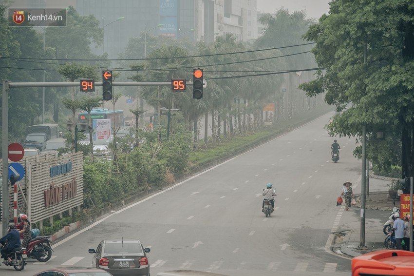 Chùm ảnh: Một ngày sau cơn mưa vàng, đường phố Hà Nội lại chìm trong bụi mù - Ảnh 14.
