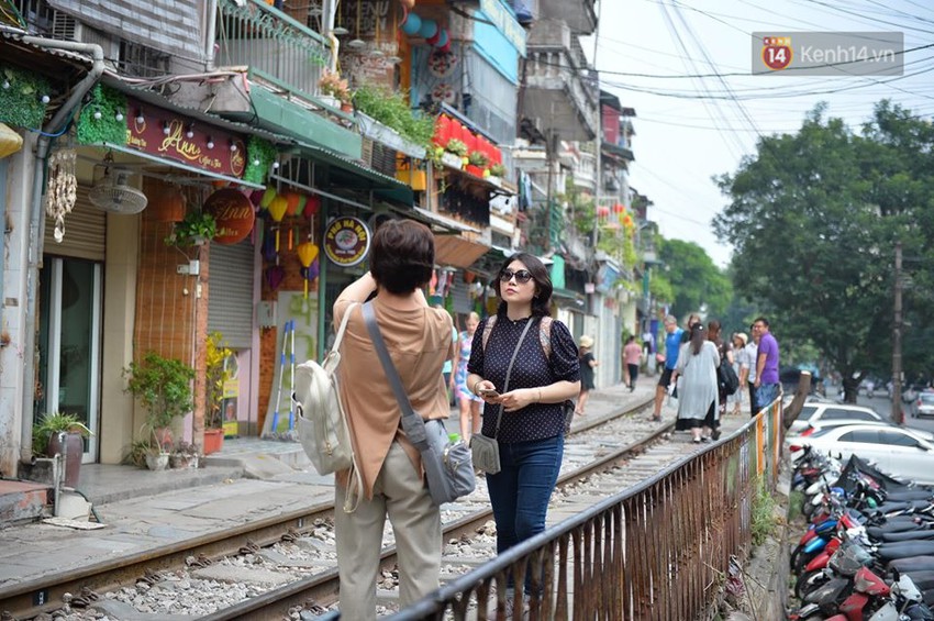 Chùm ảnh: Rào lại các lối lên tự phát, đèn lồng trang trí bị gỡ bỏ nhưng phố đường tàu Hà Nội vẫn đông đúc ngày sáng cuối tuần - Ảnh 11.