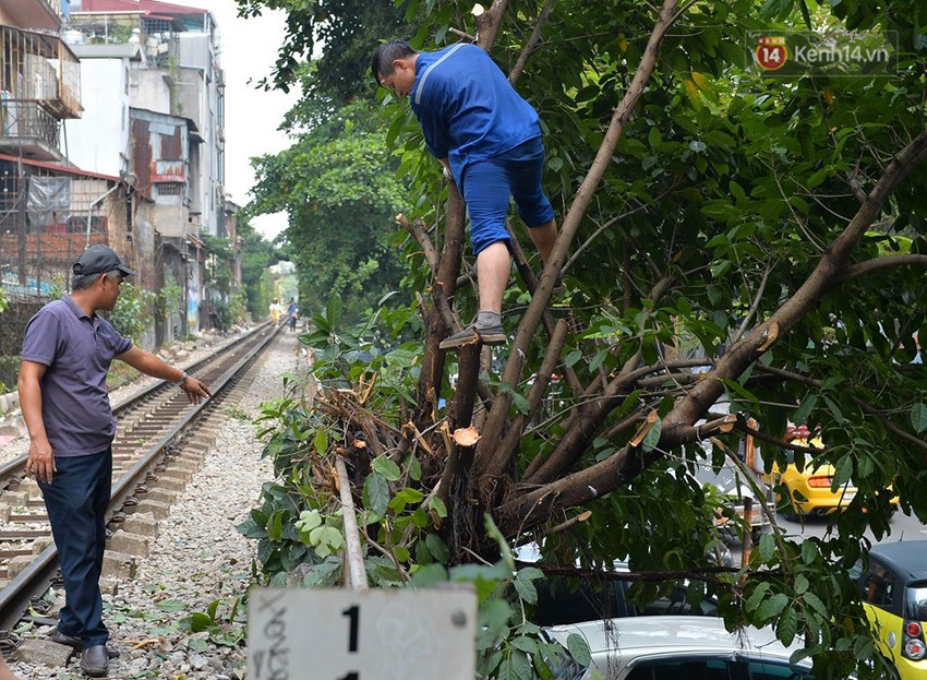 Chùm ảnh: Rào lại các lối lên tự phát, đèn lồng trang trí bị gỡ bỏ nhưng phố đường tàu Hà Nội vẫn đông đúc ngày sáng cuối tuần - Ảnh 7.