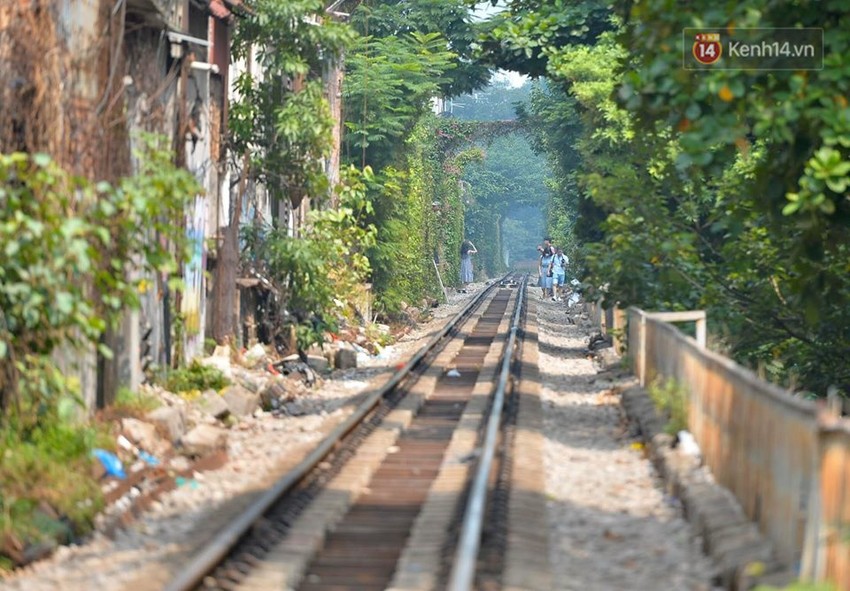 Chùm ảnh: Rào lại các lối lên tự phát, đèn lồng trang trí bị gỡ bỏ nhưng phố đường tàu Hà Nội vẫn đông đúc ngày sáng cuối tuần - Ảnh 9.