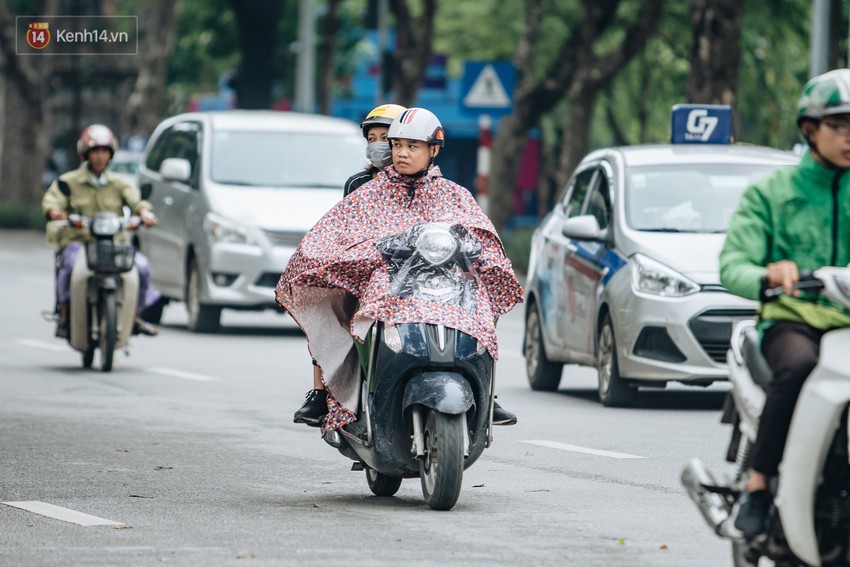 Chùm ảnh: Người Hà Nội khoác thêm áo ấm, thích thú đón nhận chút se lạnh đầu mùa - Ảnh 3.