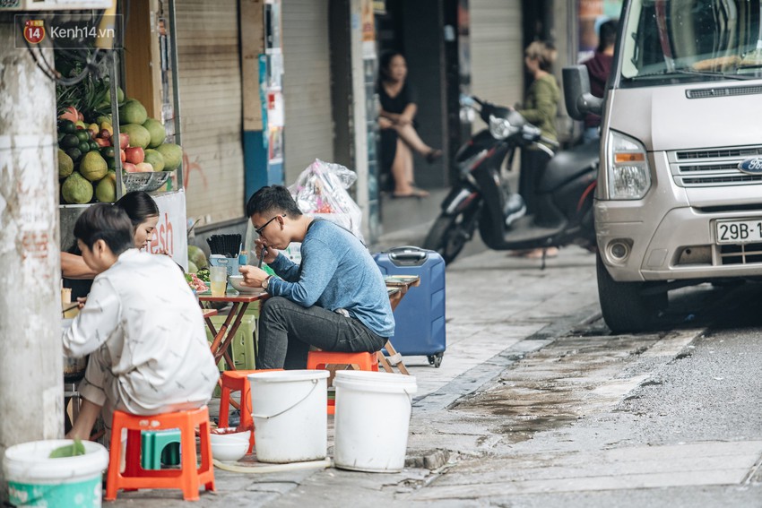 Chùm ảnh: Người Hà Nội khoác thêm áo ấm, thích thú đón nhận chút se lạnh đầu mùa - Ảnh 9.