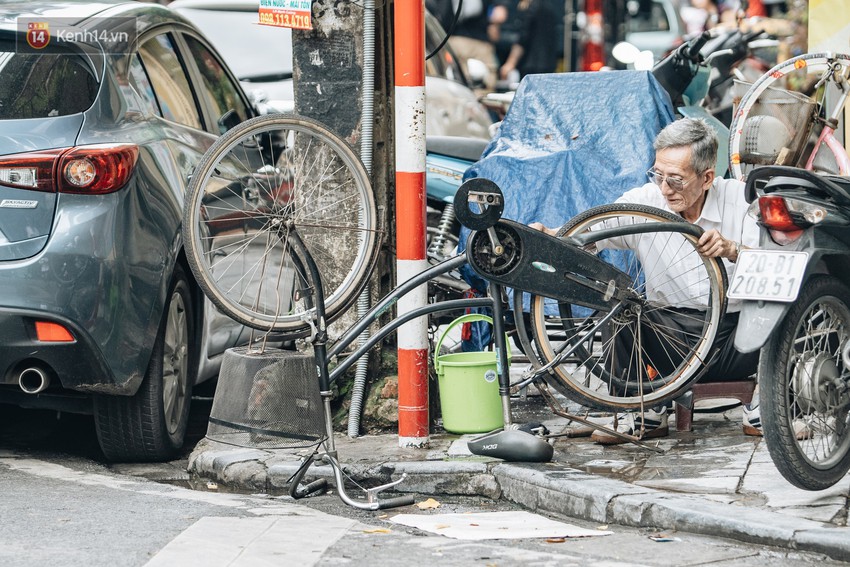 Chùm ảnh: Người Hà Nội khoác thêm áo ấm, thích thú đón nhận chút se lạnh đầu mùa - Ảnh 8.