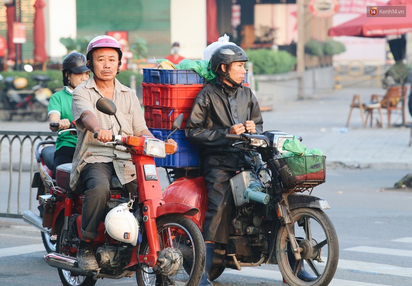 Chùm ảnh: Sài Gòn bất chợt se lạnh như trời Đà Lạt, người dân thích thú mặc áo ấm và choàng khăn ra đường - Ảnh 17.