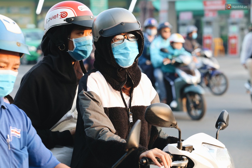 Chùm ảnh: Sài Gòn bất chợt se lạnh như trời Đà Lạt, người dân thích thú mặc áo ấm và choàng khăn ra đường - Ảnh 15.