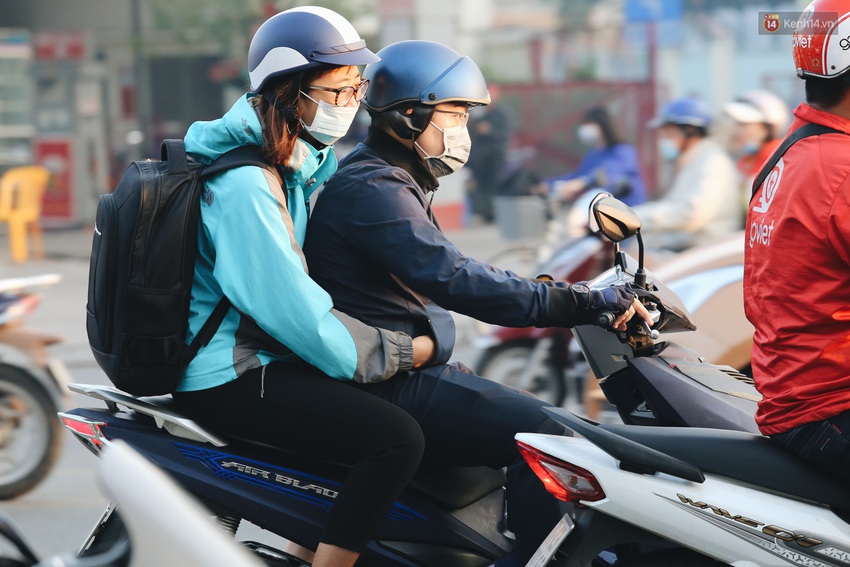 Chùm ảnh: Sài Gòn bất chợt se lạnh như trời Đà Lạt, người dân thích thú mặc áo ấm và choàng khăn ra đường - Ảnh 14.
