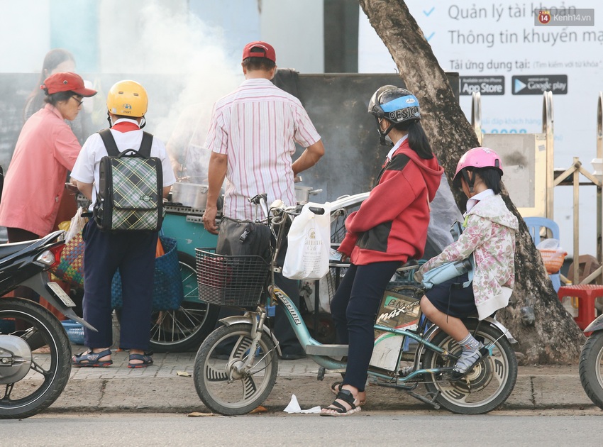 Chùm ảnh: Sài Gòn bất chợt se lạnh như trời Đà Lạt, người dân thích thú mặc áo ấm và choàng khăn ra đường - Ảnh 18.