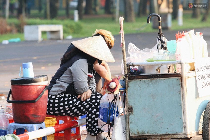 Chùm ảnh: Sài Gòn bất chợt se lạnh như trời Đà Lạt, người dân thích thú mặc áo ấm và choàng khăn ra đường - Ảnh 9.