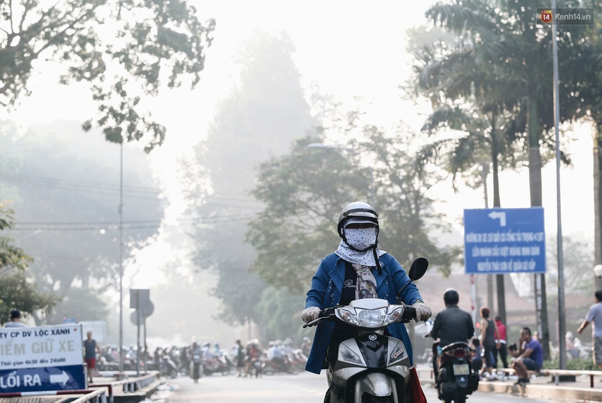 Chùm ảnh: Sài Gòn bất chợt se lạnh như trời Đà Lạt, người dân thích thú mặc áo ấm và choàng khăn ra đường - Ảnh 10.