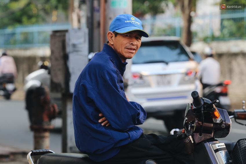 Chùm ảnh: Sài Gòn bất chợt se lạnh như trời Đà Lạt, người dân thích thú mặc áo ấm và choàng khăn ra đường - Ảnh 8.