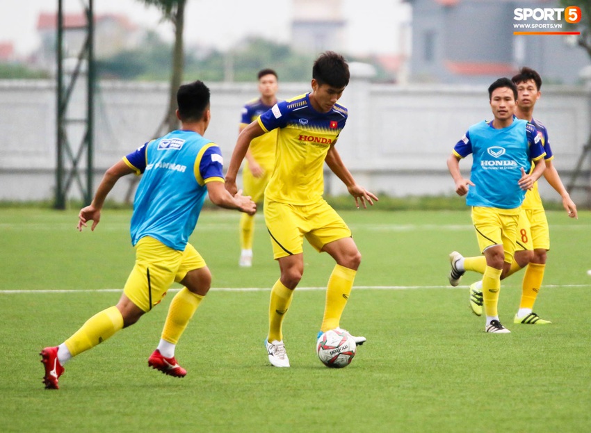 B&ugrave;i Tiến Dũng thể hiện vai tr&ograve; anh lớn, U22 Việt Nam đ&oacute;n tin vui về t&igrave;nh h&igrave;nh lực lượng - Ảnh 1.