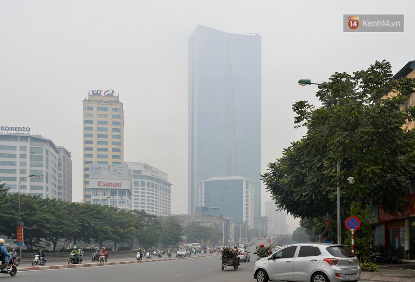 Ch&ugrave;m ảnh: Giữa trưa, nhiều t&ograve;a nh&agrave; cao tầng ở H&agrave; Nội vẫn ẩn hiện trong lớp sương bụi m&ugrave; mịt - Ảnh 14.