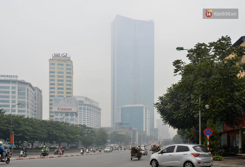 Chùm ảnh: Giữa trưa, nhiều tòa nhà cao tầng ở Hà Nội vẫn ẩn hiện trong lớp sương bụi mù mịt - Ảnh 14.