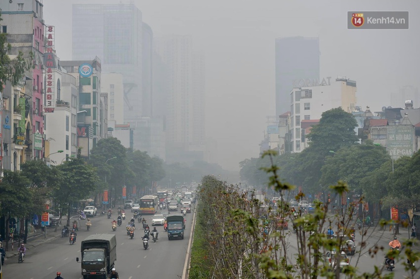 Chùm ảnh: Giữa trưa, nhiều tòa nhà cao tầng ở Hà Nội vẫn ẩn hiện trong lớp sương bụi mù mịt - Ảnh 11.