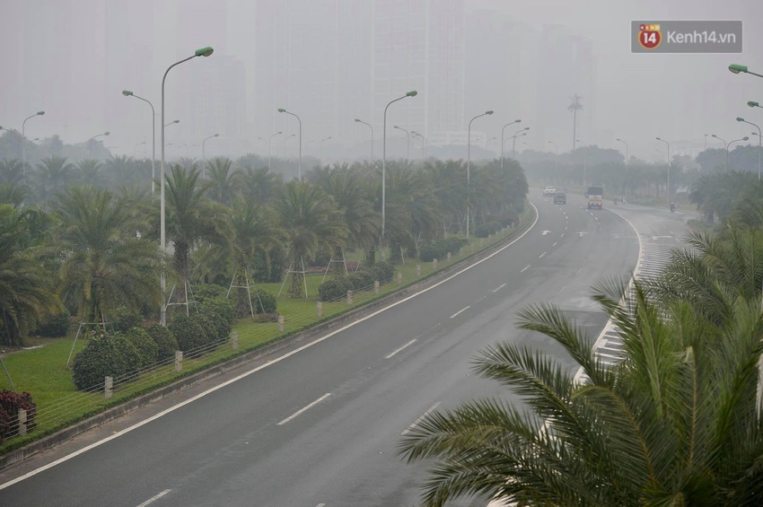 Ch&ugrave;m ảnh: Giữa trưa, nhiều t&ograve;a nh&agrave; cao tầng ở H&agrave; Nội vẫn ẩn hiện trong lớp sương bụi m&ugrave; mịt - Ảnh 9.
