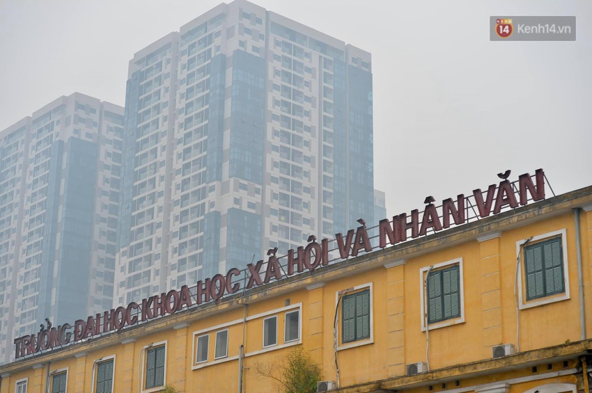Ch&ugrave;m ảnh: Giữa trưa, nhiều t&ograve;a nh&agrave; cao tầng ở H&agrave; Nội vẫn ẩn hiện trong lớp sương bụi m&ugrave; mịt - Ảnh 1.