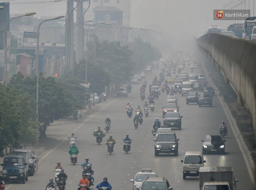 Chùm ảnh: Giữa trưa, nhiều tòa nhà cao tầng ở Hà Nội vẫn ẩn hiện trong lớp sương bụi mù mịt - Ảnh 2.