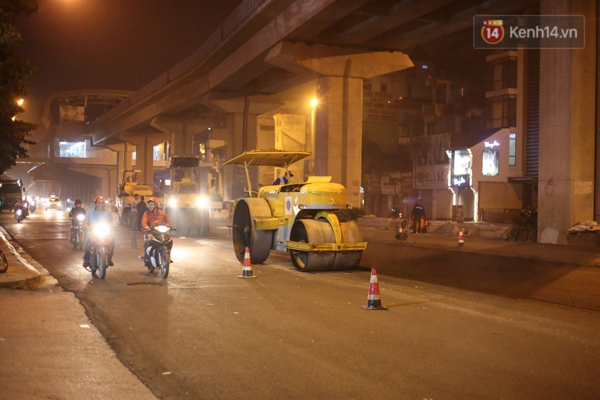 C&ocirc;ng nh&acirc;n H&agrave; Nội &ldquo;trắng đ&ecirc;m&rdquo; cải tạo, sửa chữa trục đường Trần Ph&uacute; &ndash; Quang Trung - Ảnh 13.