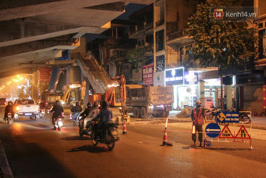 C&ocirc;ng nh&acirc;n H&agrave; Nội &ldquo;trắng đ&ecirc;m&rdquo; cải tạo, sửa chữa trục đường Trần Ph&uacute; &ndash; Quang Trung - Ảnh 3.