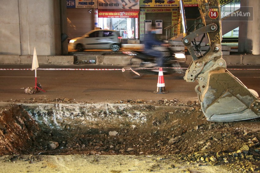 C&ocirc;ng nh&acirc;n H&agrave; Nội &ldquo;trắng đ&ecirc;m&rdquo; cải tạo, sửa chữa trục đường Trần Ph&uacute; &ndash; Quang Trung - Ảnh 4.