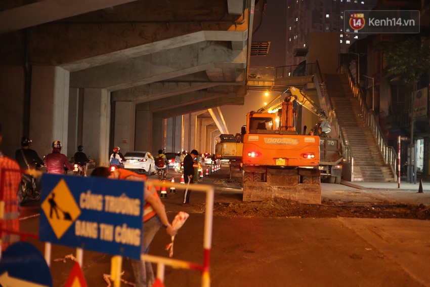 C&ocirc;ng nh&acirc;n H&agrave; Nội &ldquo;trắng đ&ecirc;m&rdquo; cải tạo, sửa chữa trục đường Trần Ph&uacute; &ndash; Quang Trung - Ảnh 5.