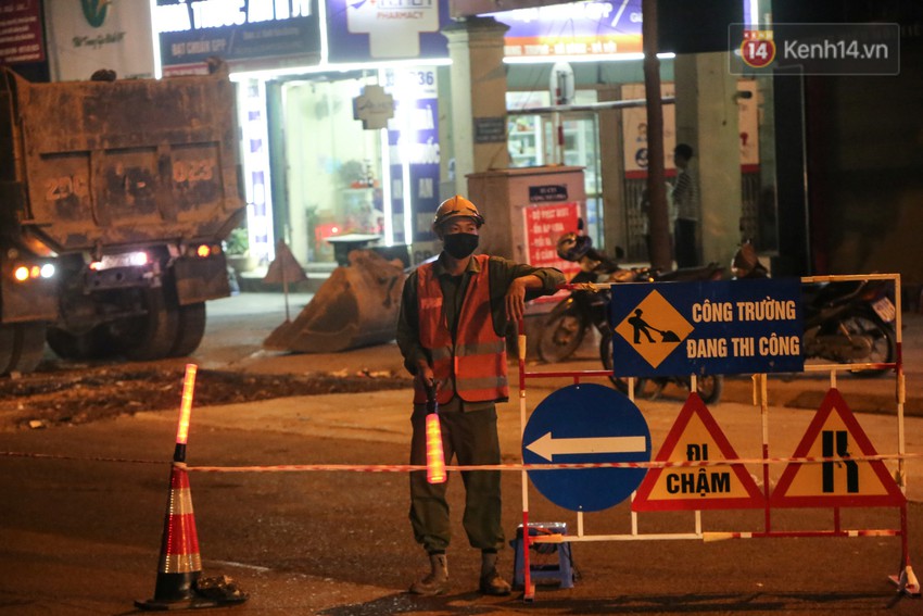 C&ocirc;ng nh&acirc;n H&agrave; Nội &ldquo;trắng đ&ecirc;m&rdquo; cải tạo, sửa chữa trục đường Trần Ph&uacute; &ndash; Quang Trung - Ảnh 7.