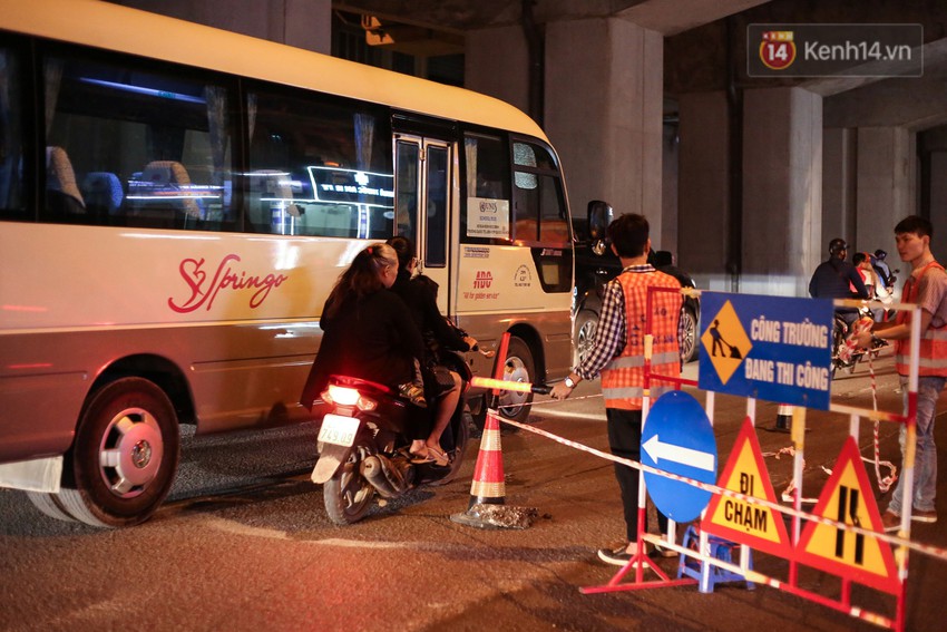 C&ocirc;ng nh&acirc;n H&agrave; Nội &ldquo;trắng đ&ecirc;m&rdquo; cải tạo, sửa chữa trục đường Trần Ph&uacute; &ndash; Quang Trung - Ảnh 8.