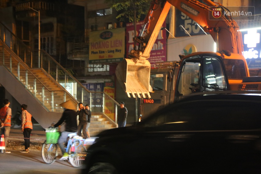 C&ocirc;ng nh&acirc;n H&agrave; Nội &ldquo;trắng đ&ecirc;m&rdquo; cải tạo, sửa chữa trục đường Trần Ph&uacute; &ndash; Quang Trung - Ảnh 9.