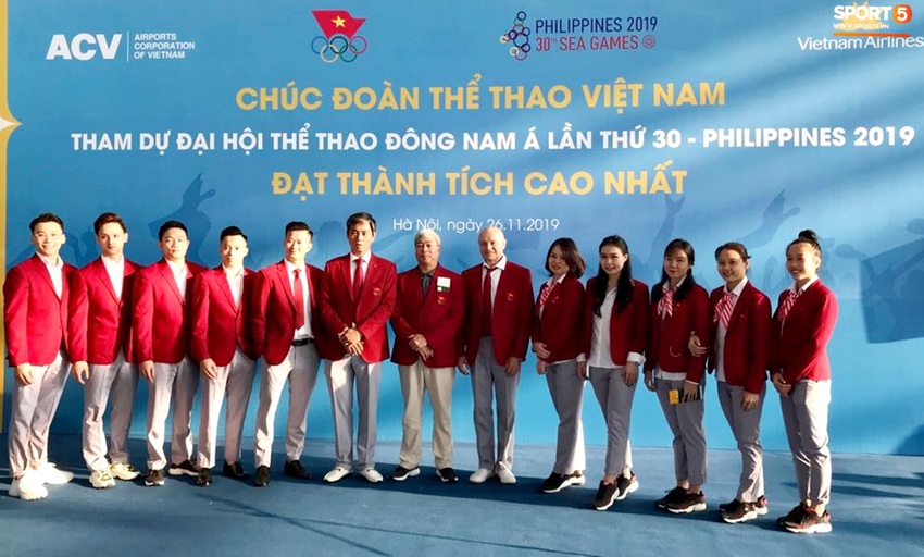 Nam vương thể dục dụng cụ tươi cười rạng rỡ trước giờ lên đường tham dự SEA Games 30 cùng đoàn thể thao Việt Nam - Ảnh 1.