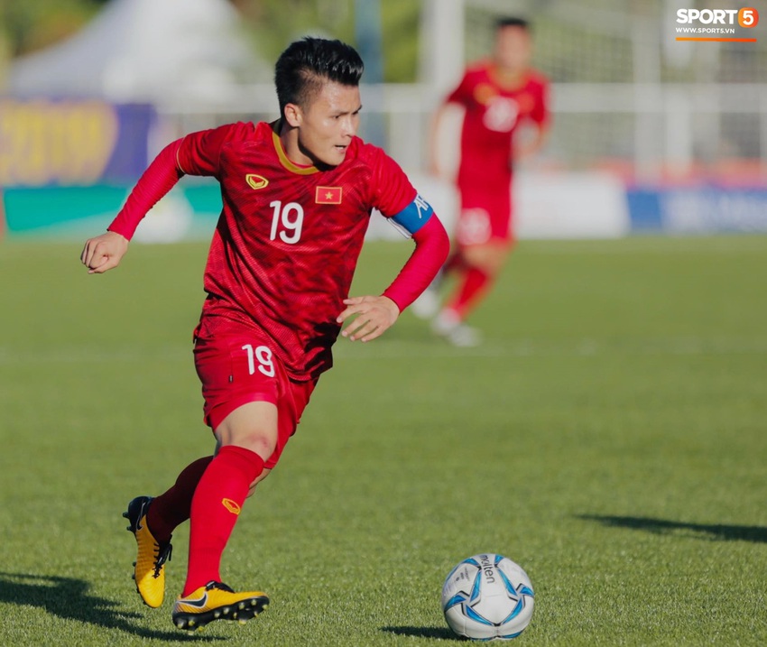 Quang Hải tươi cười rạng rỡ sau khi ghi bàn trong lần đầu đeo băng đội trưởng ở SEA Games - Ảnh 1.