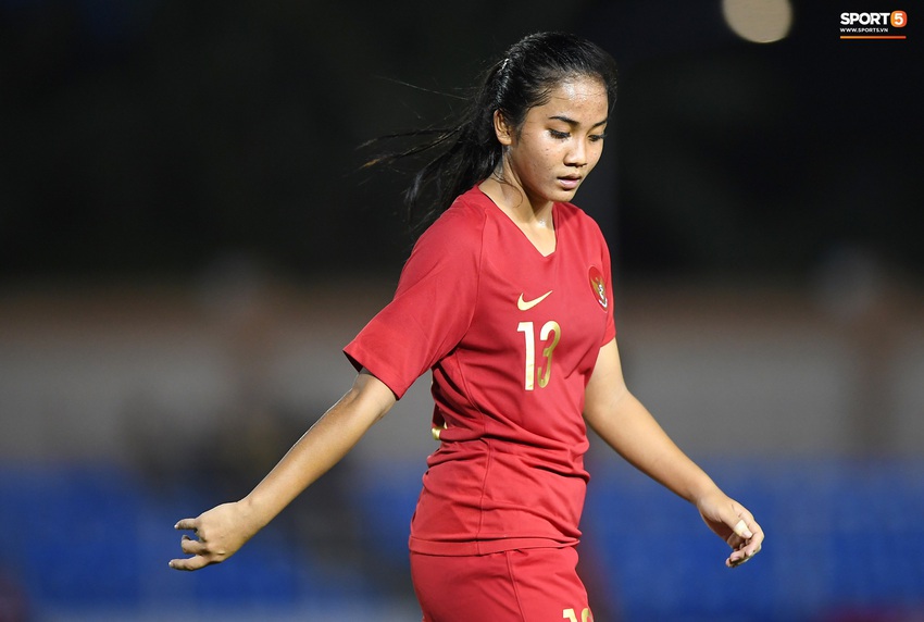 Đ&oacute;a hoa duy nhất của tuyển nữ Indonesia tỏa s&aacute;ng giữa rừng chiến binh trong trận đấu với Việt Nam tại SEA Games 30 - Ảnh 9.